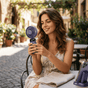 Ventilatore portatile da collo pieghevole con 5 velocità, display LED, supporto telefono e batteria 1800mAh. Ricarica USB, uso mani libere. Disponibile in 5 colori.